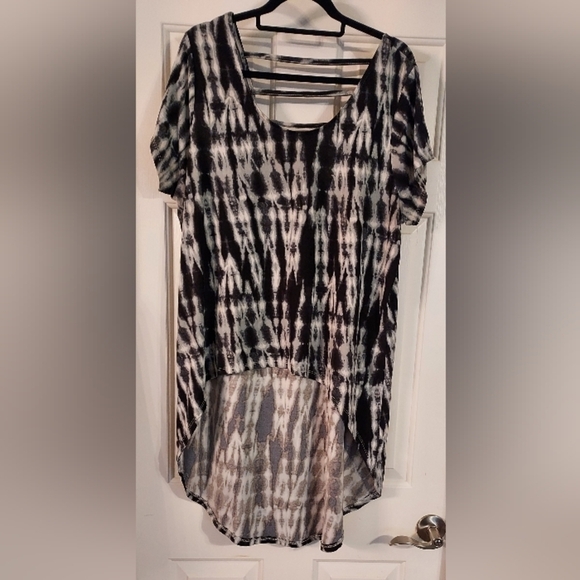 Rouge Women's Tie-dye High/Low Short Sleeve Open Back Top Blouse Size 1X. - Picture 1 of 3